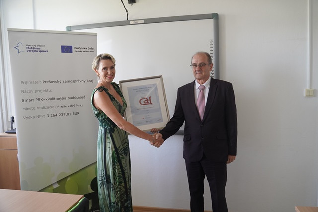 Fotka z odovzdávania titulu Efektívny používateľ modelu CAF